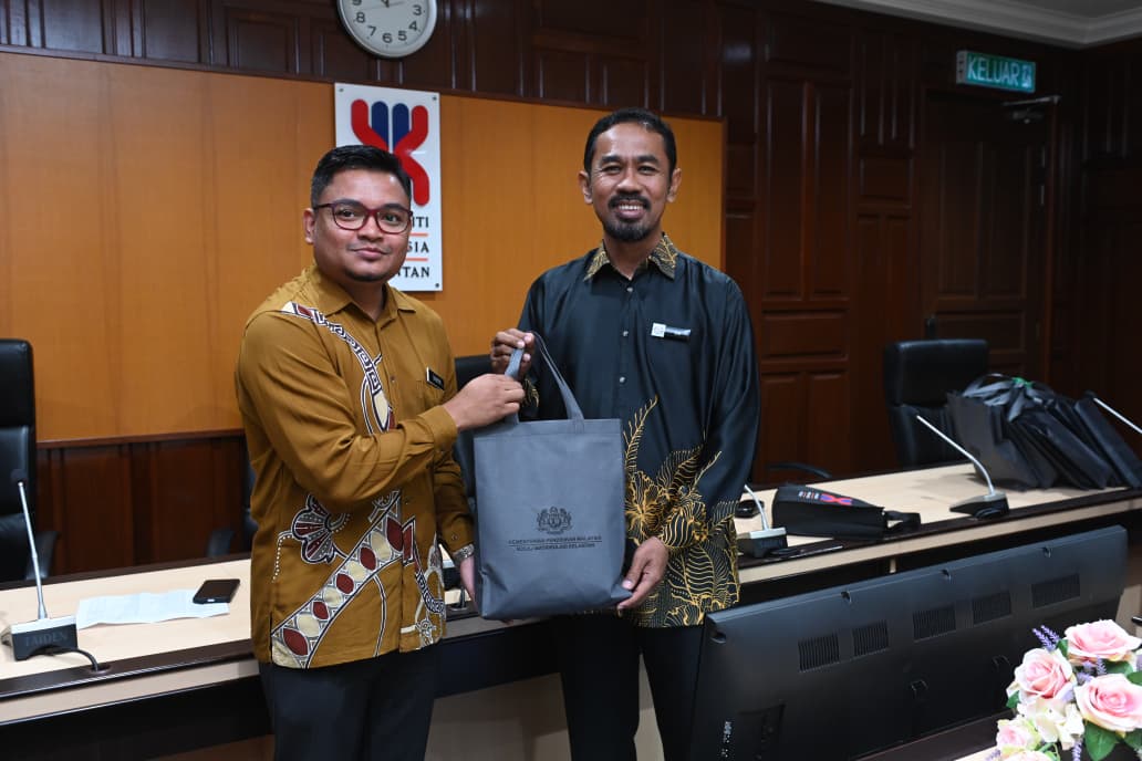 LAWATAN PENANDAARASAN EKOSISTEM KONDUSIF SEKTOR AWAM (EKSA) KOLEJ MATRIKULASI KELANTAN (KMKt) KE UNIVERSITI MALAYSIA KELANTAN (UMK)